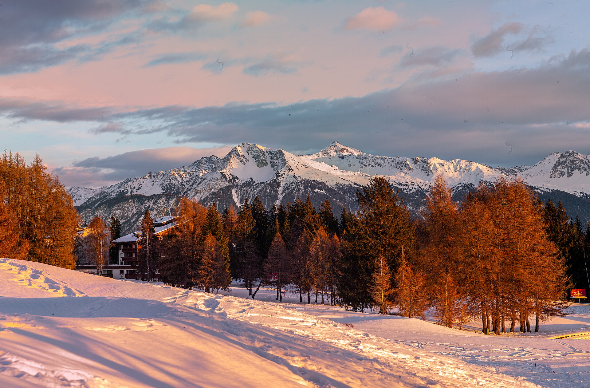 Coucher de soleil hivernal sur les pistes et les sommets de Crans-Montana